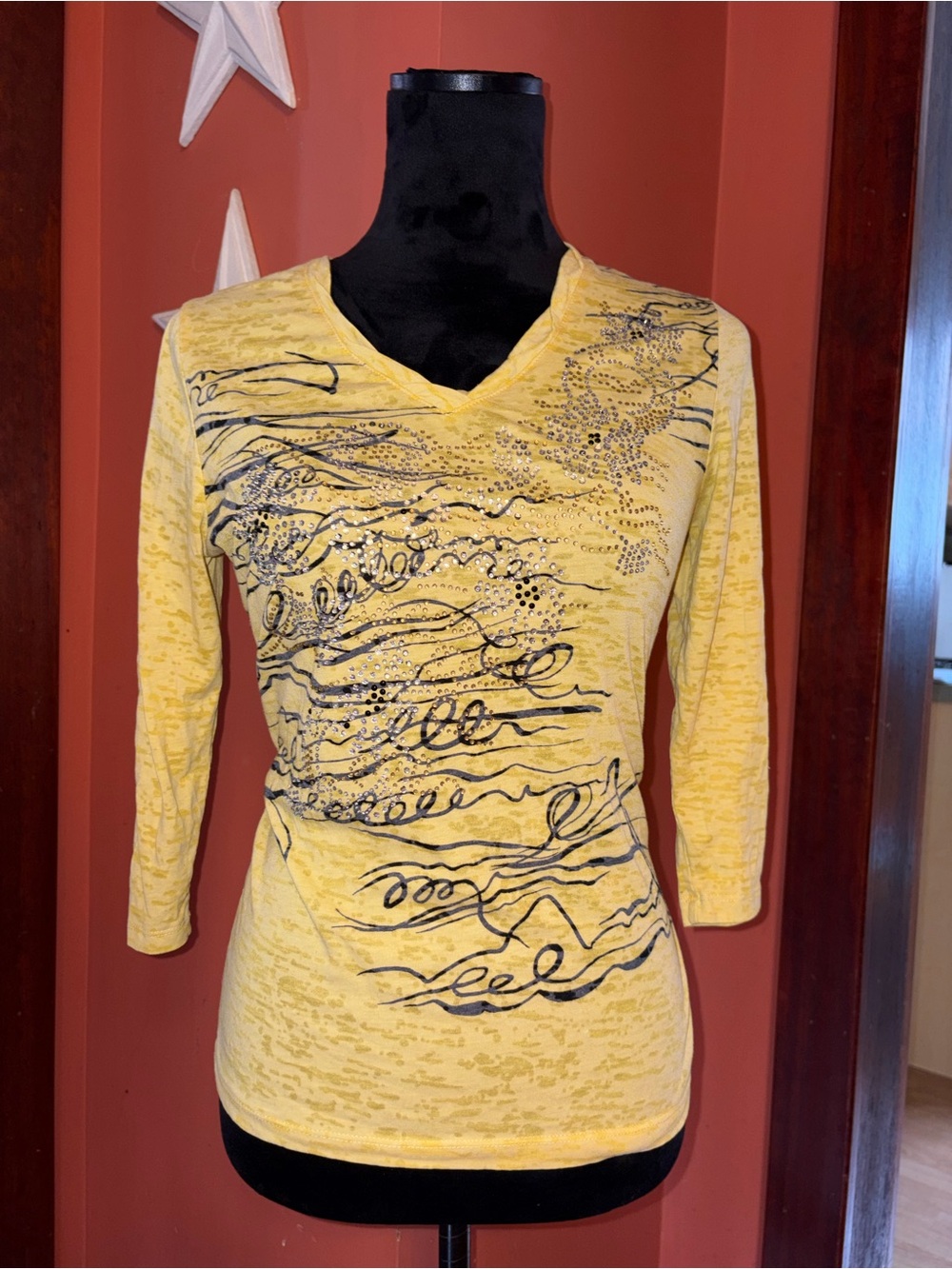 Y2K 2000’s Onque Casuals Yellow V-Neck Long-Sleeve Women's Top with rhinestones